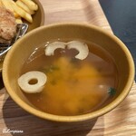 ふじやからあげ - 麩と若芽の味噌汁