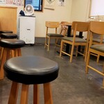 横浜家系らーめん 玉家 - 夜営業開始直後　家族連れにも対応可能なテーブル席