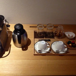 ビブレ - 部屋の中のコーヒーセットとラスク