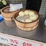 一龍飯店 - 料理写真:まずは豚まんを買って帰る｡･*･:≡(　ε:)