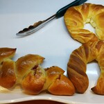 フランスベ－カリー - .....塩クロワッサンふたつと.....エピをひとつ買いました.....