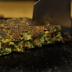 法善寺横丁 やき然 - 焦がしダシ醤油と削り粉のパンチのある味わいがGOOD