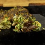 法善寺横丁 やき然 - スジの味もなくてはならないアクセントで
      ねぎ焼き本体と一体化してて納得の味わい