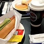 タリーズコーヒー - トレーにて緑が萌ゆる　青々と　抹茶のラテとアボカドドッグ　地下鉄の、都営大江戸線の〖汐留駅〗は、単体の、地上への出入口は、存在しないのだそうです。総ての出入口が、地下街の中に在ると云う、珍しい形態の、