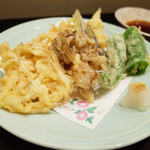 藤吉 - 本日のおまかせ竹(3000円)の白魚、舞茸、茄子、ししとうの天ぷら