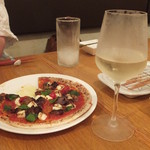 串酒場チチカブ - 白ワイン：350円+やわらかチャーシュートマトピザ：780円('14.08月①)