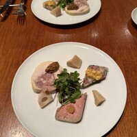 ビストロ ヴィヴィエンヌ - 2皿目
                      自家製シャルキュトリー盛り合わせ。