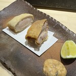 飛鳥くら田 - ◼︎唐揚げ　衣は薄くカリッと、中は信じられないほどジューシー。タルタルソースは味の輪郭を際立たせてくれます。