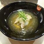 飛鳥くら田 - ◼︎参鶏湯（サムゲタン）　優しい塩味のスープに、柔らかく煮込まれた鶏ともち米。薬味の風味もほんのり感じられ、滋味深い味わい。中盤の一皿として、身体にも心にも沁みます。