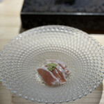 飛鳥くら田 - ◼︎とりわさ　新鮮な名古屋コーチンの旨味がダイレクトに味わえる逸品。ねっとりとした食感と、上に添えられたわさびの爽やかさが絶妙にマッチ。