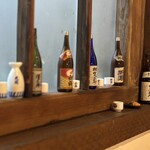 焼鳥 神保町とり瑛 - 開運！一階カウンターの1番端っこに座らなきゃ気がつかない一升瓶のガチャガチャ。ちょっとかわいい。