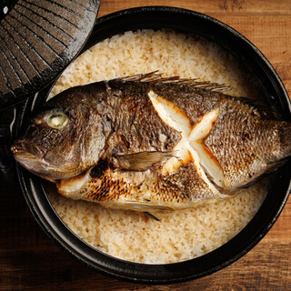 備長炭を使用して柔らかな食感に焼き上げた本格的炭火焼き鳥