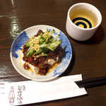 お通しは肉味噌豆腐。古酒のような黄金の日本酒！