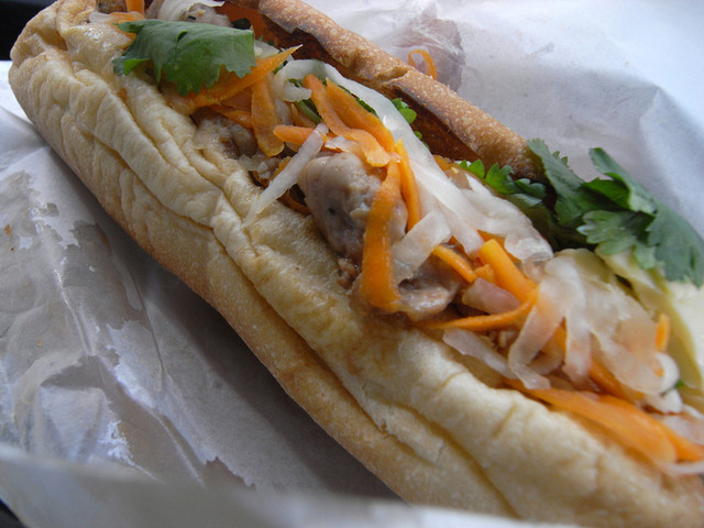 タオズ - 豚焼き肉&レバーペースト (grilled pork with liver pate)