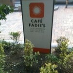 Kafefadhi - 店の外に置かれた看板です。