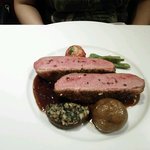 レストラン アラジン - フランス産鴨胸肉のロースト、ポワブラードソース