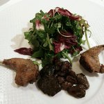 レストラン アラジン - ブレス産小鳩の腿肉ローストと内臓（レバー、砂肝、心臓）のソテー