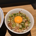 らぁ麺や 嶋 - 炙り焼豚ご飯(卵黄入り)
