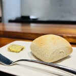 馳走西健一 - フランスから取り寄せたパンとバター