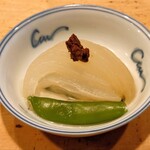 焼鳥 みずき - お通し(玉ねぎとスナップえんどう)