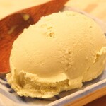 焼鳥 みずき - デザート (ピスタチオアイス)
      初ピスタチオアイスでしたが、美味しくてお気に入りになりました♡