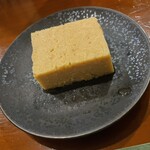 美味ぇ津゛ - お通し①出汁が濃すぎるぐらいの玉子焼き