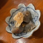 美味ぇ津゛ - お通し②こんにゃくのピリ辛煮