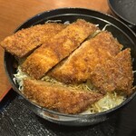 とんかつ ソースかつ丼 きらく - 豚ロース肉260g  甘めなソースでこれまた美味い