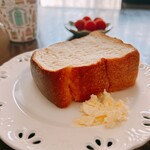 VOLLON - ホイップバターには岩塩をパラリとかける