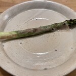 セミーナ - グリーンアスパラに自家製ベーコン　といっても十勝で育てられていいるマンガリッツァ豚のグアンチャーレです！　これはグアンチャーレはアスパラをグリルした後にふんわりとかけて余熱で溶かした感じ　素晴らしすぎる