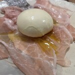 セミーナ - おこっぺ牛乳で造る出来立て自家製モッツアレラと生ハム　まだ温かい弾力あるモッツアレラ　薄くふわふわにスライスされた生ハム