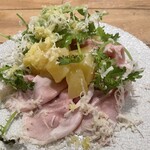 セミーナ - 恵庭放牧豚の自家製プロシュットコット　林檎のソテーと山わさび　届いた瞬間の山わさびの香り　北海道のおいしさを凝縮　プロシュットコット、柔らかく完璧な火入れ　林檎のほのかな甘味が絶妙な組み合わせ