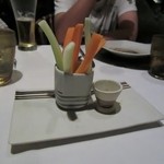 On the Rock - 先ずは料理が出来あがるまで野菜ステックをつまみに乾杯です。
            