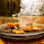 ホルモン焼肉 うまうま - 2014.8 炭火の七輪でホルモン類を焼きます