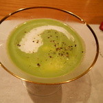 じどりや 穏座 - 玉ねぎ・じゃがいものヴィシソワーズ　ほうれん草のソース
      