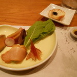 じどりや 穏座 - 黒オリーブパン、ササミジャッキー・ハツとモモ肉・肝・白子のスモーク