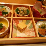 じどりや 穏座 - バジルシードと地元野菜のピクルス，鶏味噌とモモ肉，雌そぼろの玉子，
      ささみときゅうりとモロヘイヤの山芋和え，雌食道の湯引き