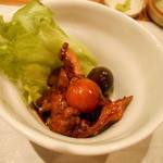 じどりや 穏座 - 鶏モツの甘辛煮
      希少部位も含めた甘辛煮。部位は雌鶏冠、きんかん、卵管、白肝、脾臓