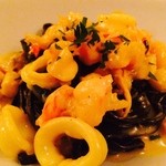 イル・テアトロ - 2014/08 パスタ：イカ墨を練り込んだ自家製の“フェットゥチーネ”サフランの香るシーフードのクリームソース