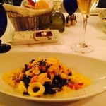 イル・テアトロ - 2014/08 パスタ：イカ墨を練り込んだ自家製の“フェットゥチーネ”サフランの香るシーフードのクリームソース
      