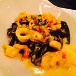 イル・テアトロ - 2014/08 パスタ：イカ墨を練り込んだ自家製の“フェットゥチーネ”サフランの香るシーフードのクリームソース
      