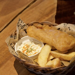 名物のフィッシュ＆チップス。サクッとした逸品とビールを一緒に