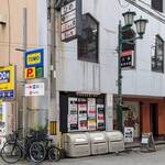 スパイスカリー ハルモニア - こちらのビルの一階奥ですよ！( 写真右下の看板の所から、入って行くんです。)