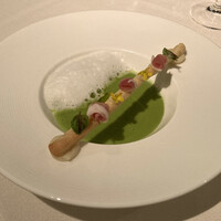 フランス料理　レ・セレブリテ ホテル日航大阪 - デギュスタシオン(15,500円)コースの「ポテトと緑豆のサンジェルマンスープ 生ハムのグリッシーニを添えて」