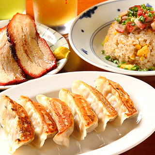 名物「豆太郎餃子」を中心としたガチ中華酒場の一品料理