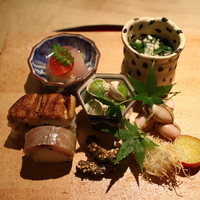 日本料理 新 - 八寸　鯖寿司、穴子寿司、銀杏、もろけいやとオクラ冷製汁、こち、生落花生、ゴーヤの味噌焼き、さつまいも