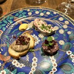 グルマンズ - グルマンズのシャルキュトリー盛り合わせ ①ジビエのパテドカンパーニュ ②ツキノワグマのリエット ③ブーダンノワール