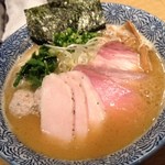 麺屋一燈 - 濃厚魚介ラーメン！チャーシュー乗せでいただきます。