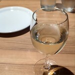 アトリエ・ド・フロマージュ - グラス白ワイン＠680円