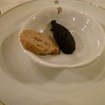 Parador de Carmona - パンにブラックオリーブのペースト